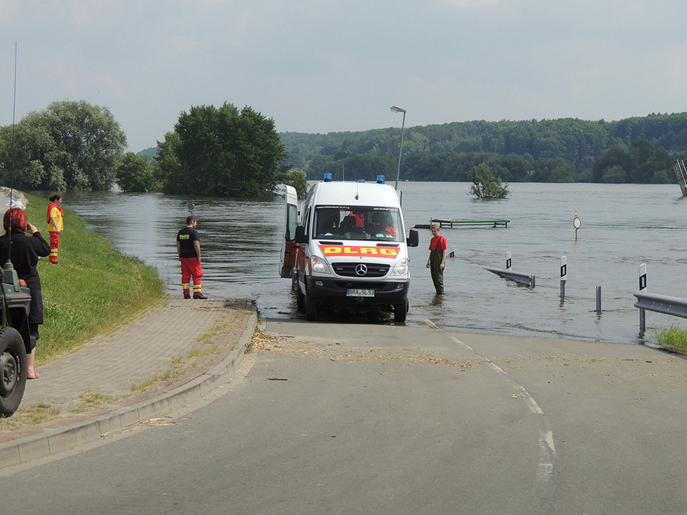 A DLRG vehicle is parked directly at the river during the Elbe flood in 2013